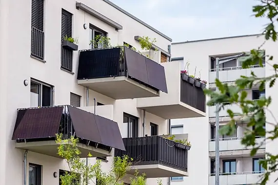 Plug-in solar on apartment balconies 